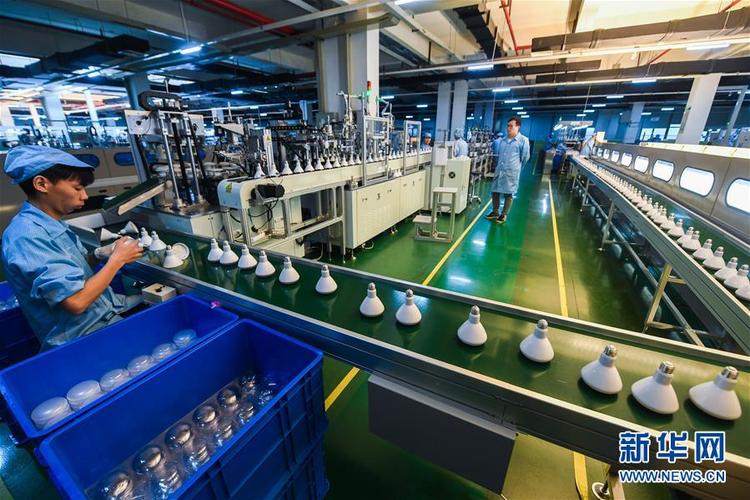 9月8日,高虹镇杭州宇中高虹照明电器的生产线上,工人在生产