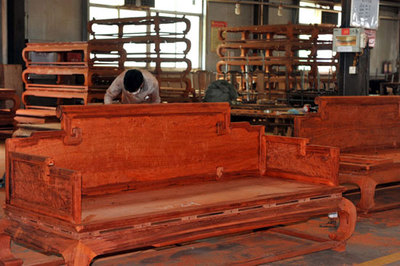 超大量非洲紫檀家具生产中 实木价格享红木品质_企业动态_连天红(福建)家具