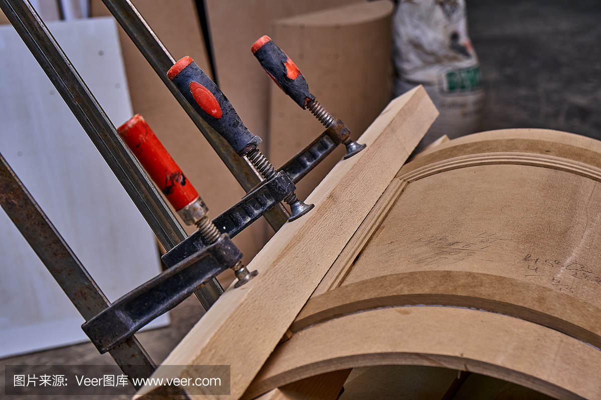 弯曲的橱柜门。木制家具制造工艺
